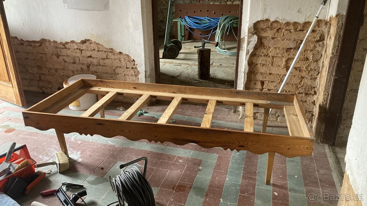 Daruji starsi drevenou postel na matraci cca 195x75 cm