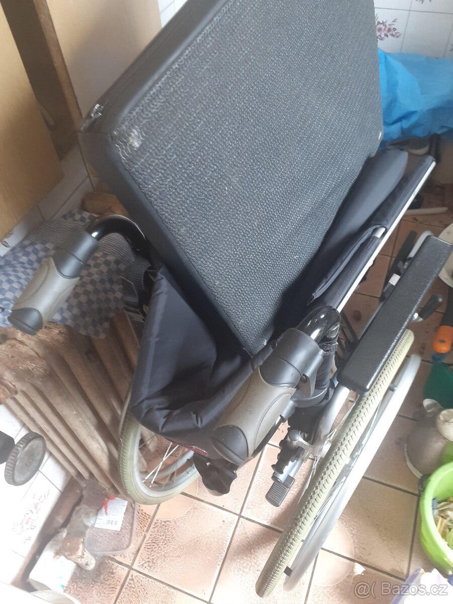 Prodám starší invalidní vozik