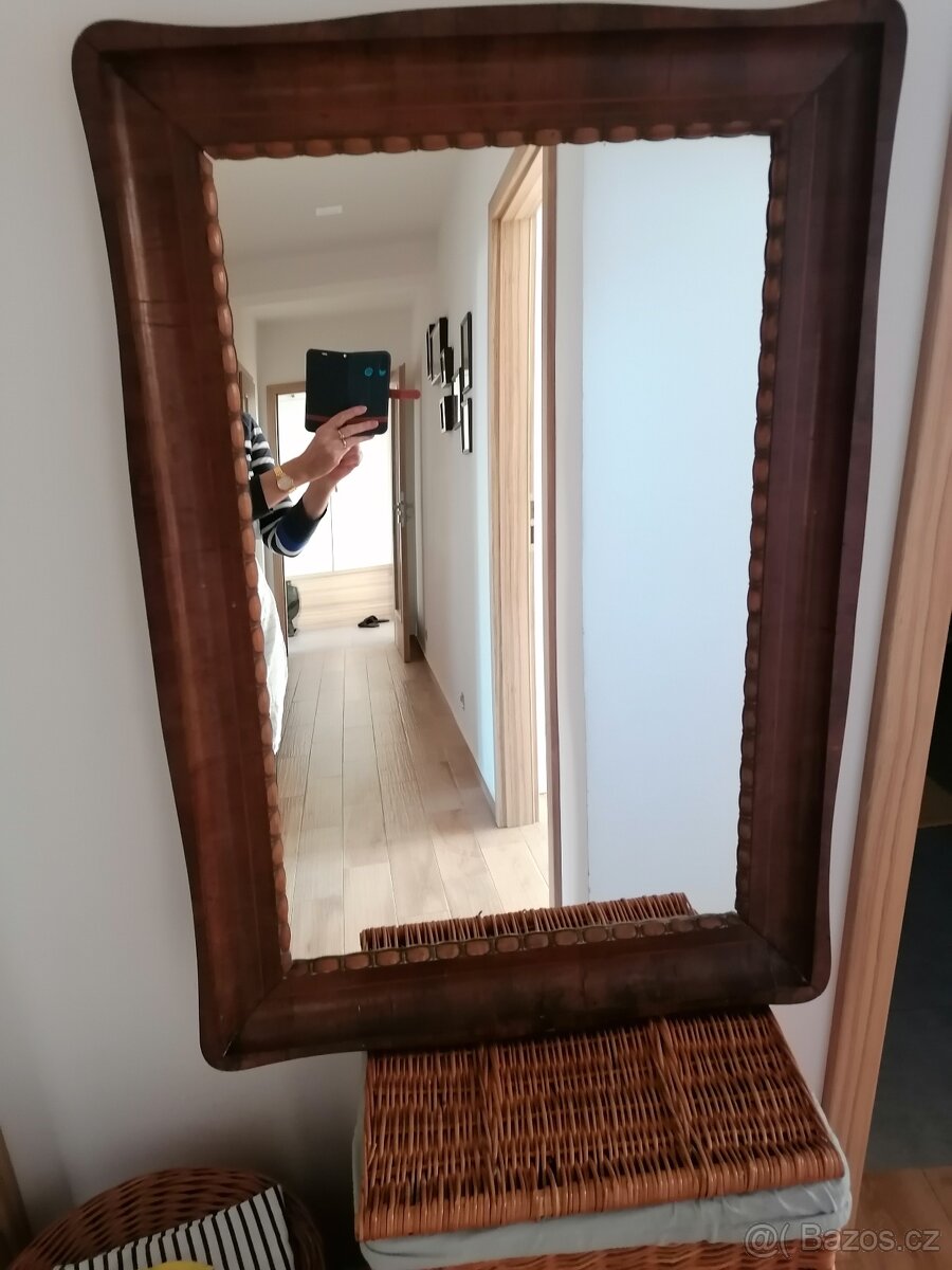 Zrcadlo v tmavém rámu
