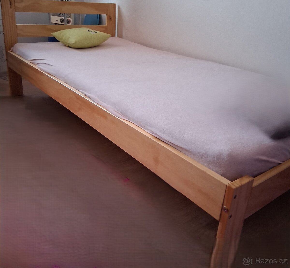 celodřevěná postel s matrací_ Levně