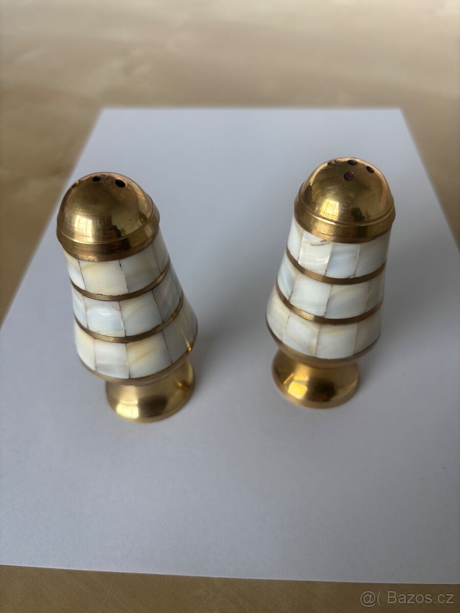 Mosazná solnička a pepřenka s perletí