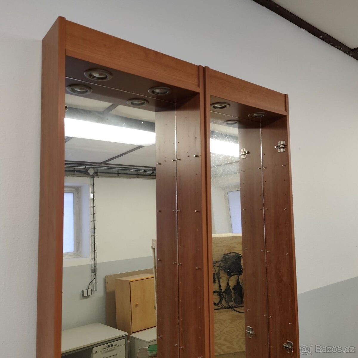 Sběratelská skříň, výstavní vitrína skleněné poličky