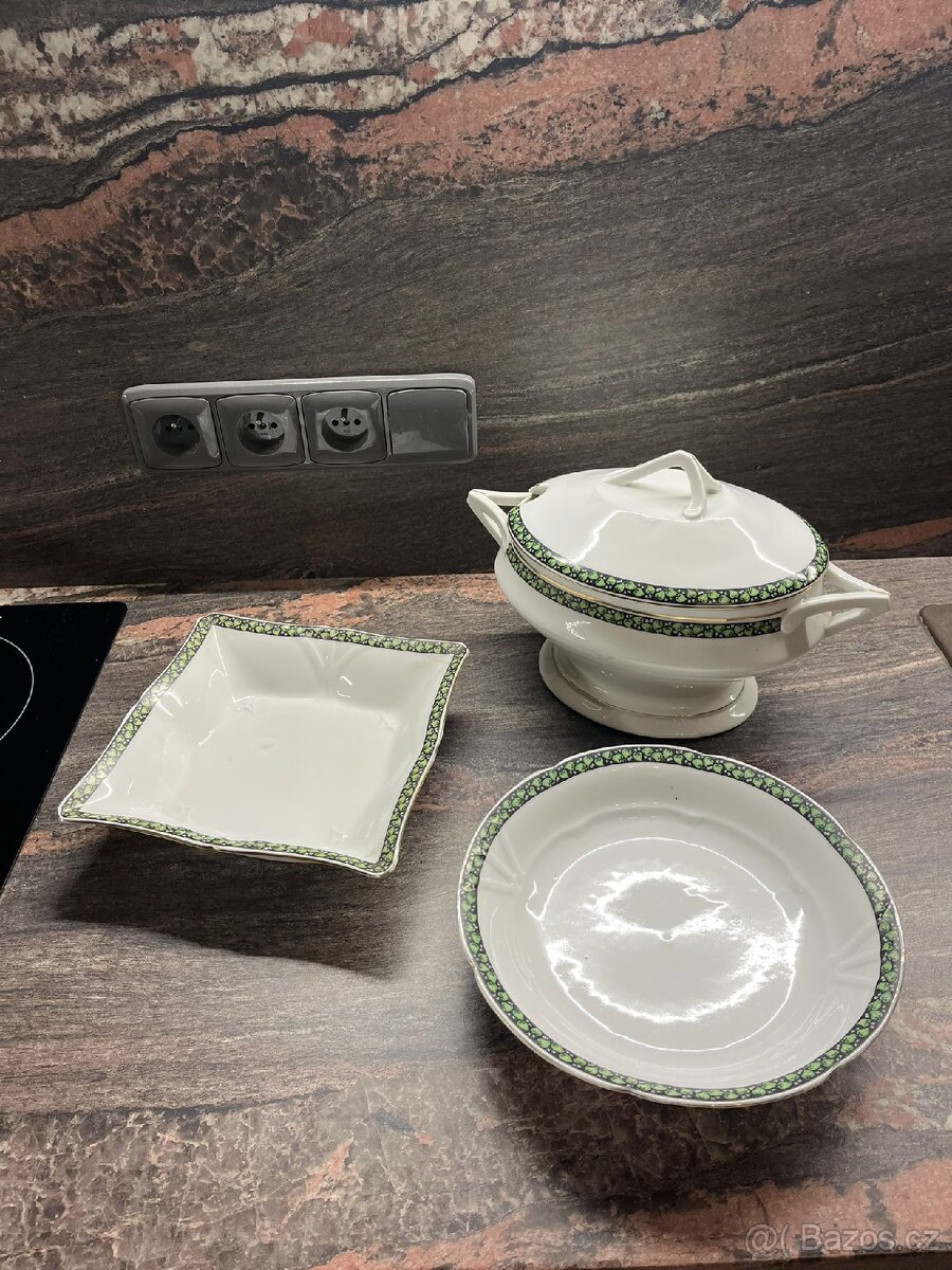 Servírovací sada se zeleným lemem