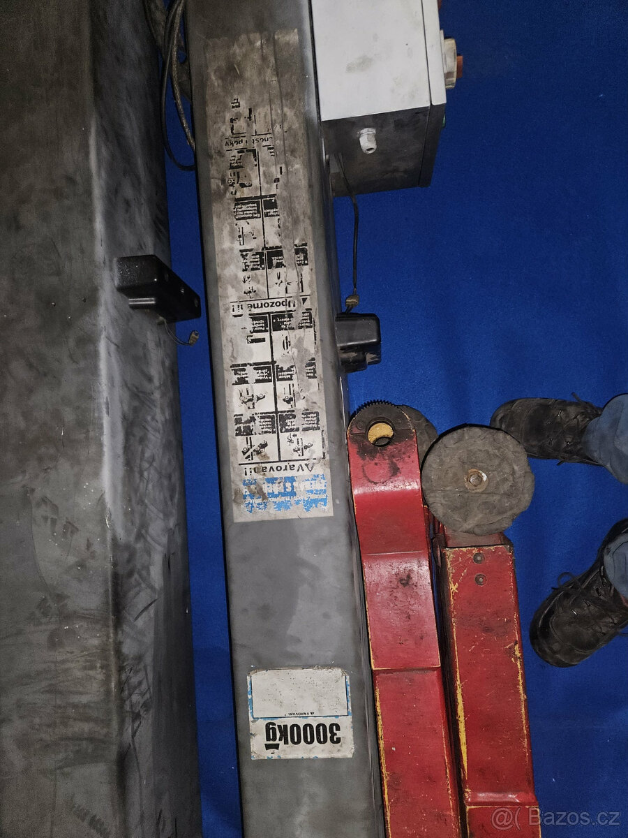 Dvousloupový hydraulický zvedák/hever s přejezdem 3t