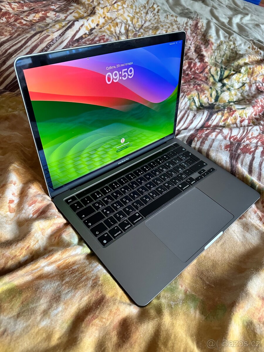 MacBook Pro 13” (M2, 2022) – velmi dobrý stav + Magic Mouse