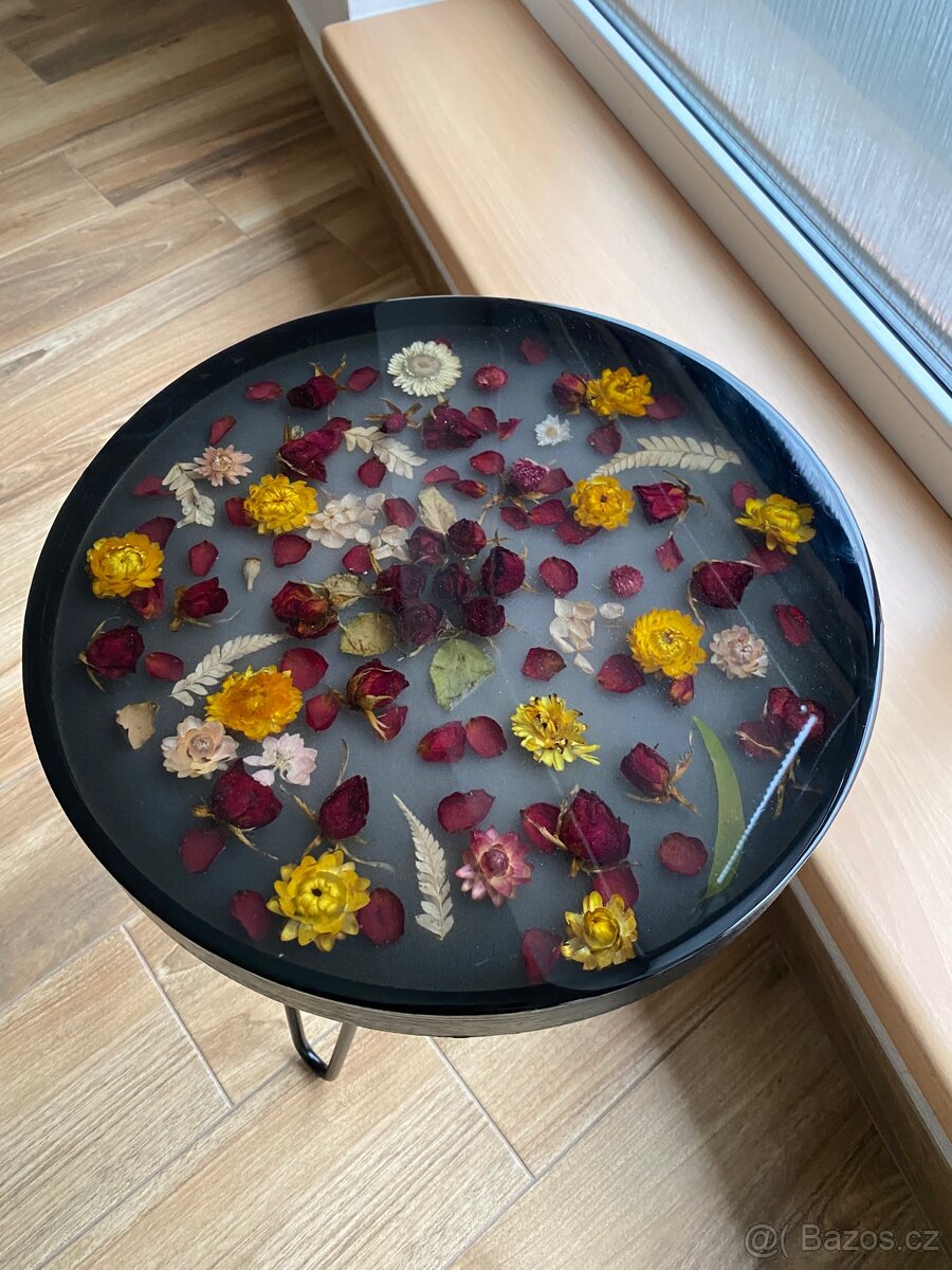 Stoleček s epoxidovou pryskyřicí