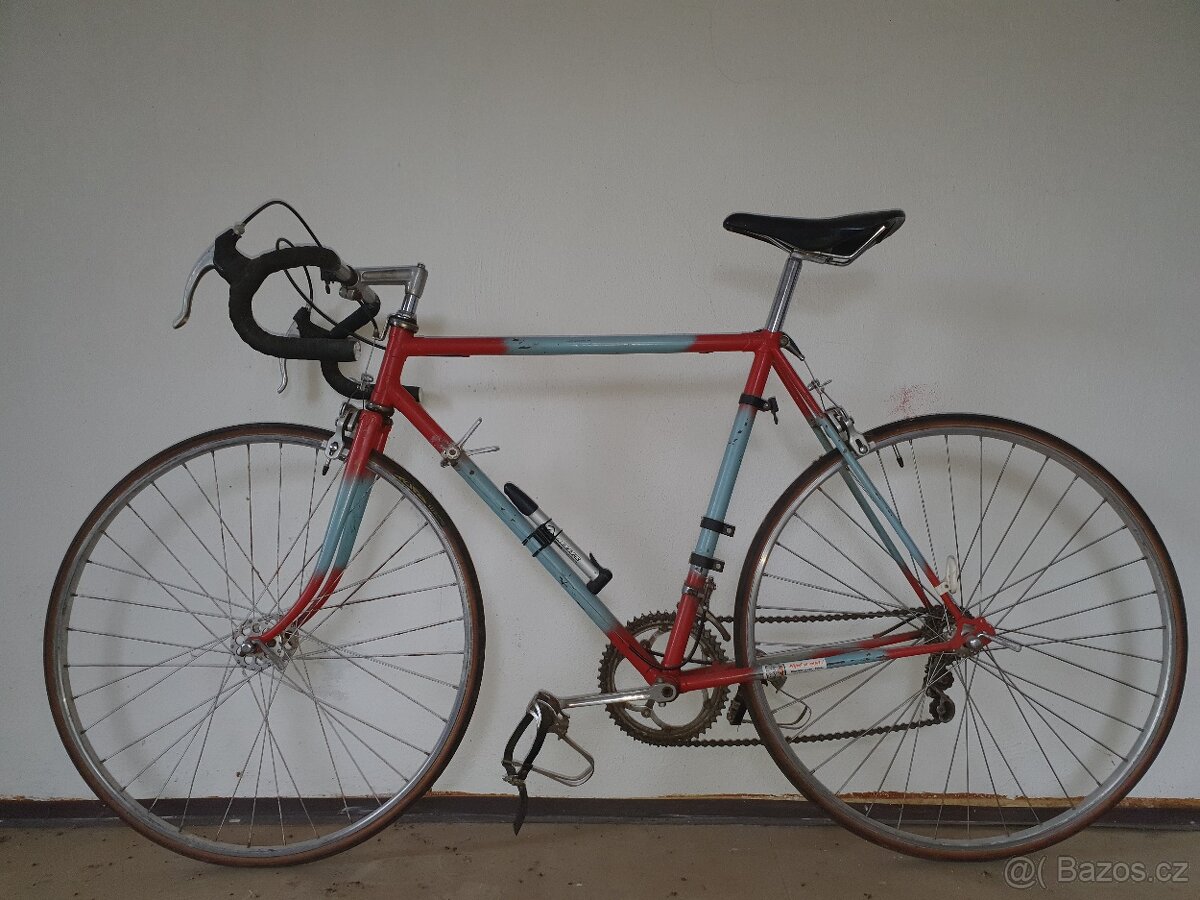 Silniční kolo Favorit