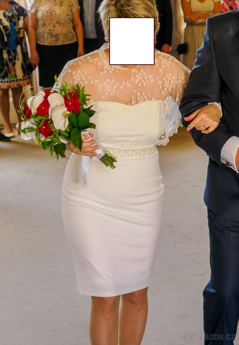 Bílé společenské šaty + perlový náramek