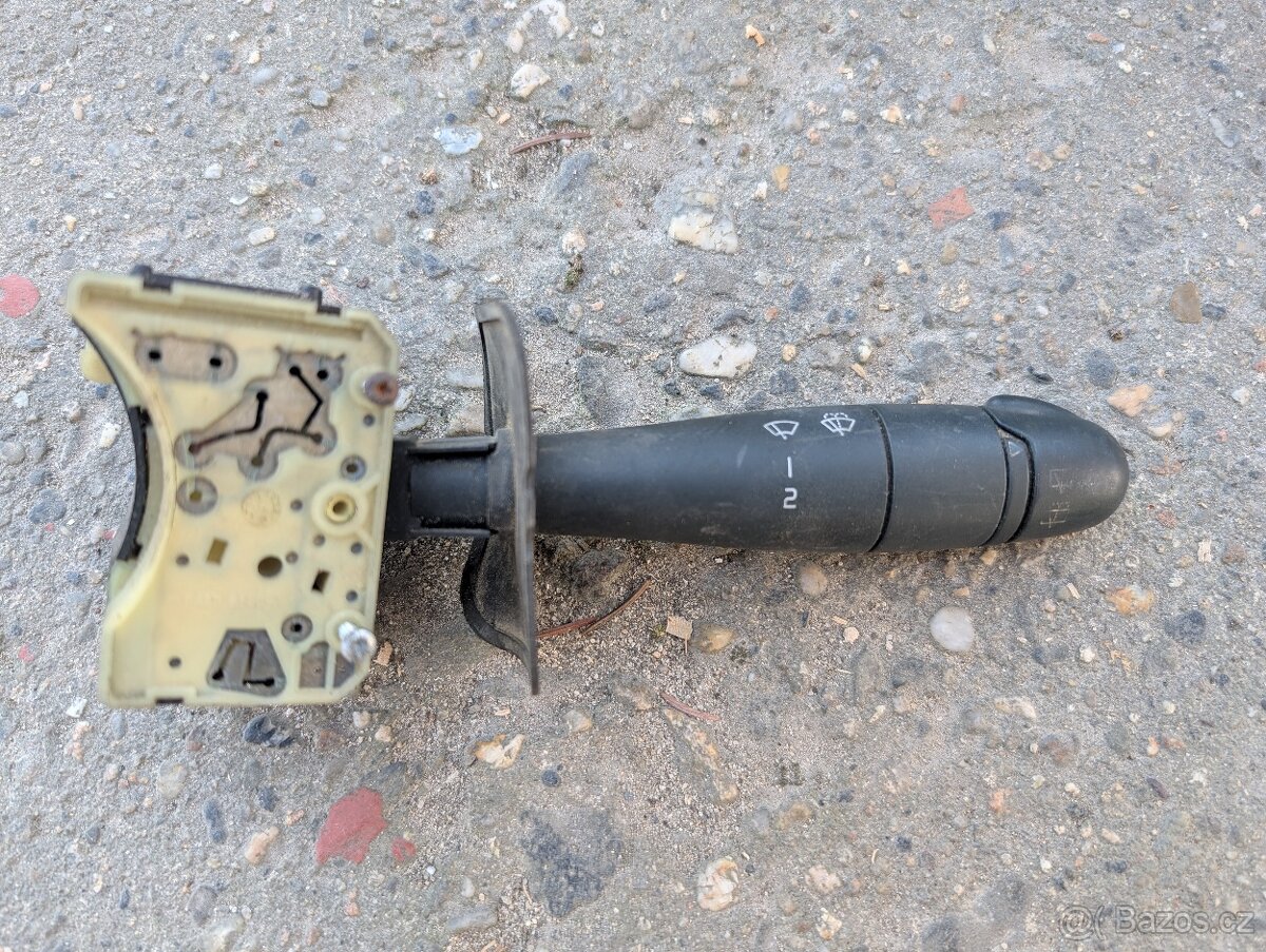 Přepínač stěračů a ovládání rádia pod volantem Renault