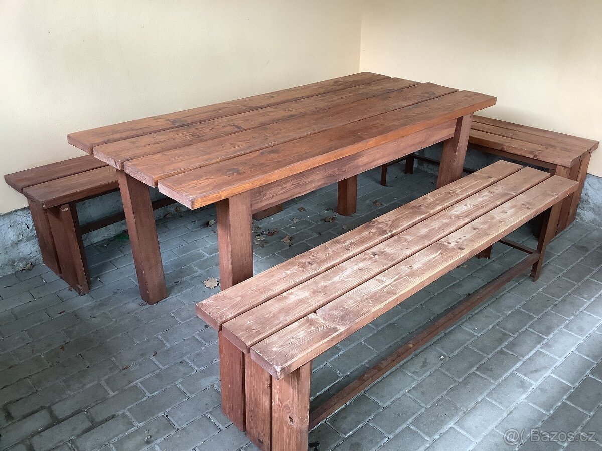 Zahradní nábytek - Stůl a tři lavice, sezení do pergoly