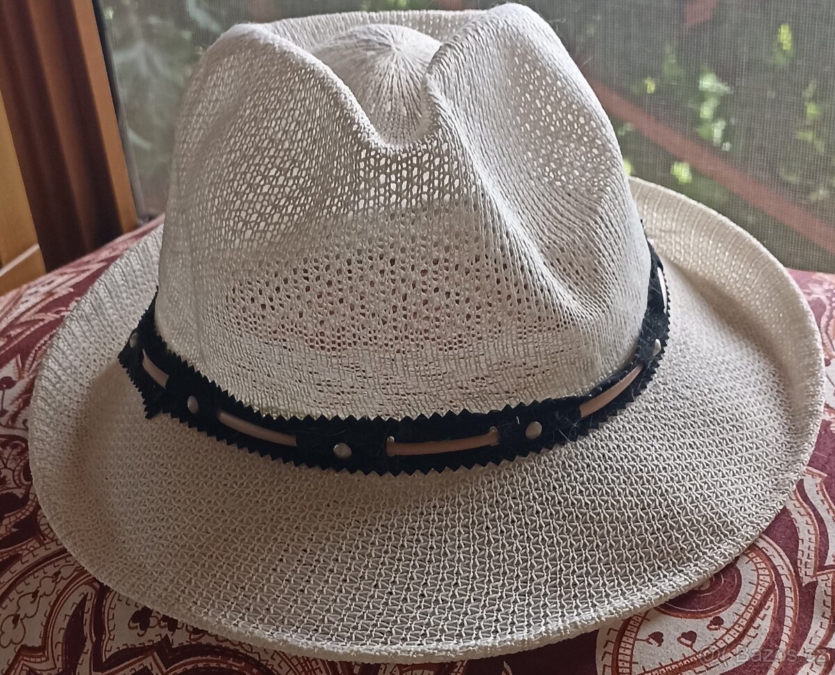 Bílý letní klobouk obvod 53cm