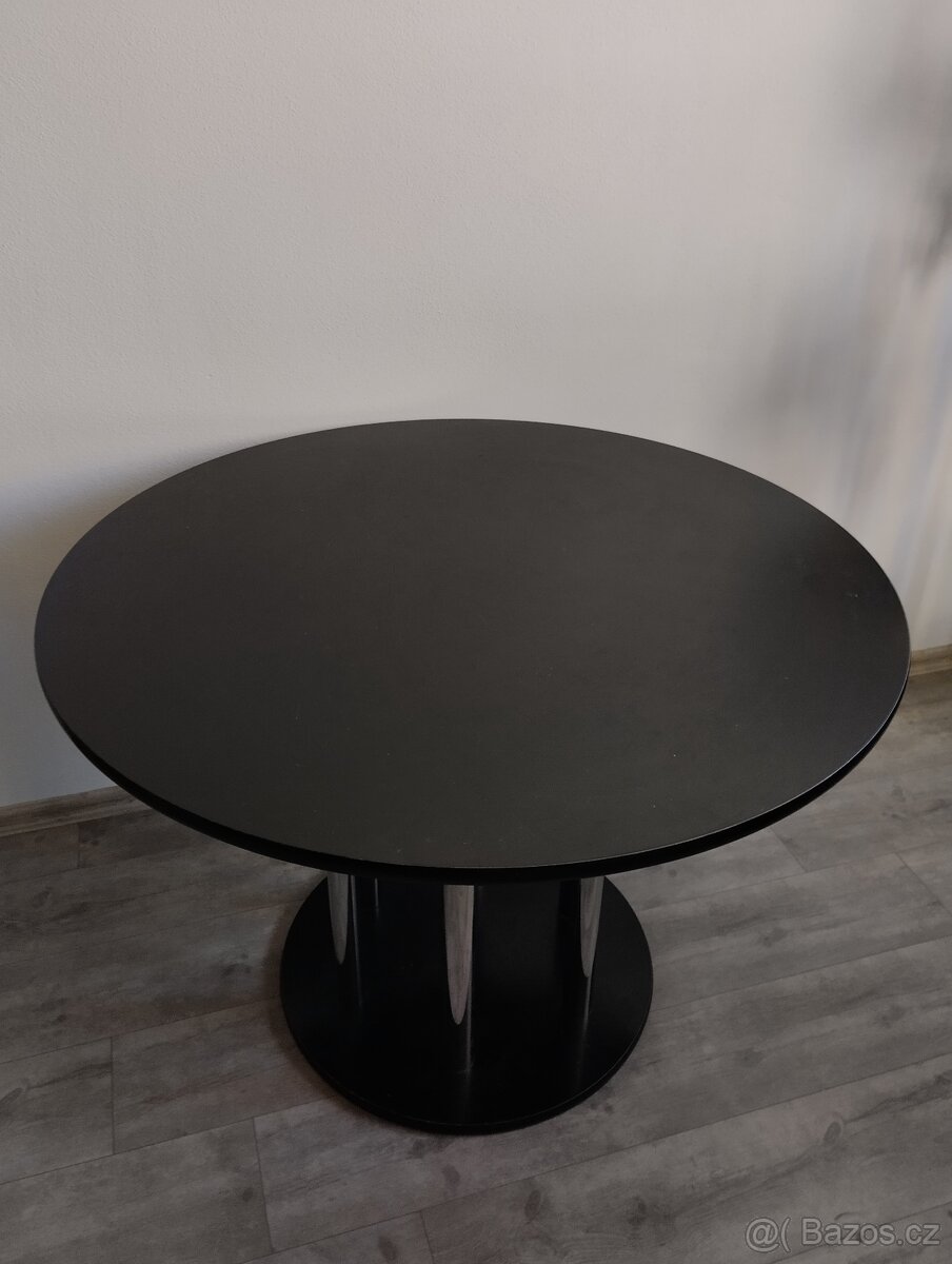 Kulatý jídelní stůl Thonet