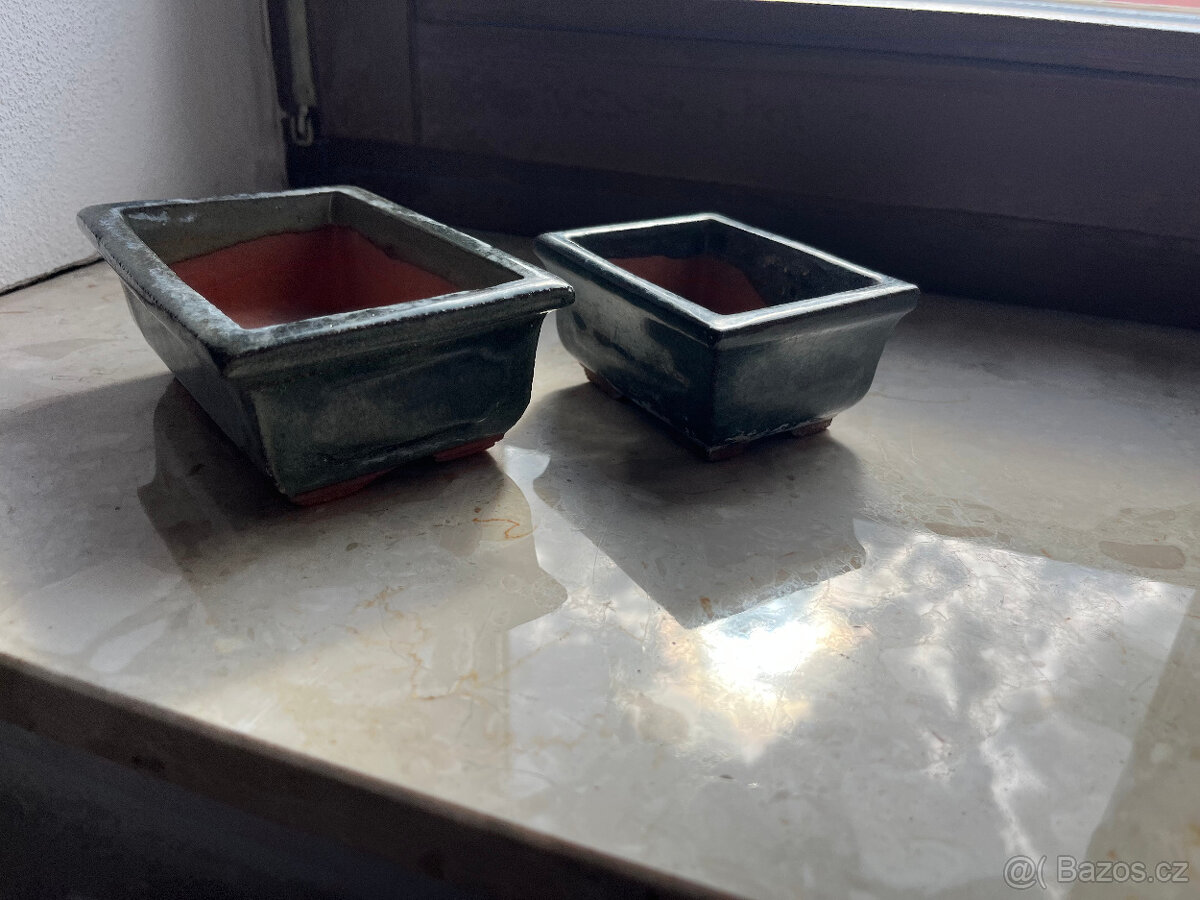 2 zelené misky na bonsai