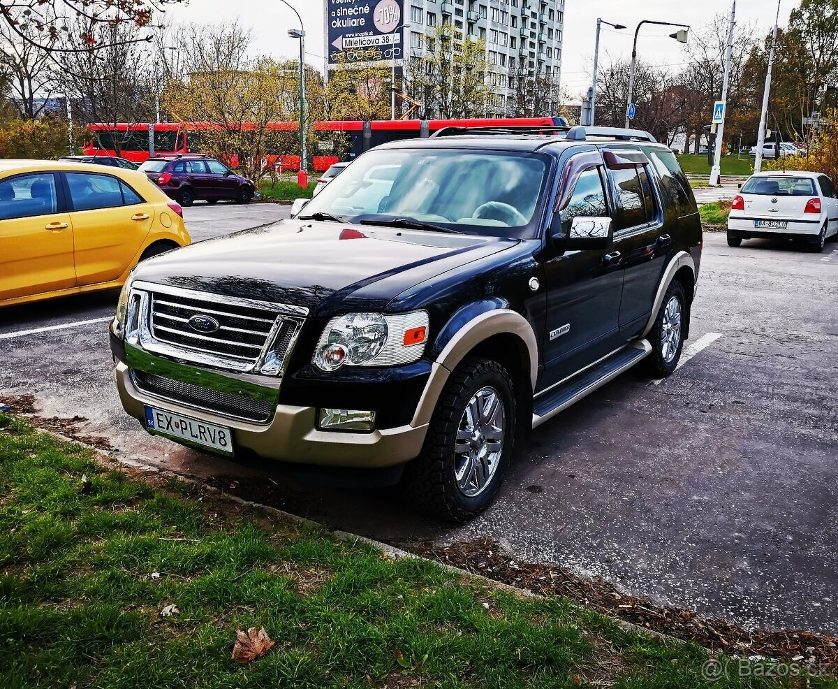 Ford Explorer V8 benzín 4x4 7-míst