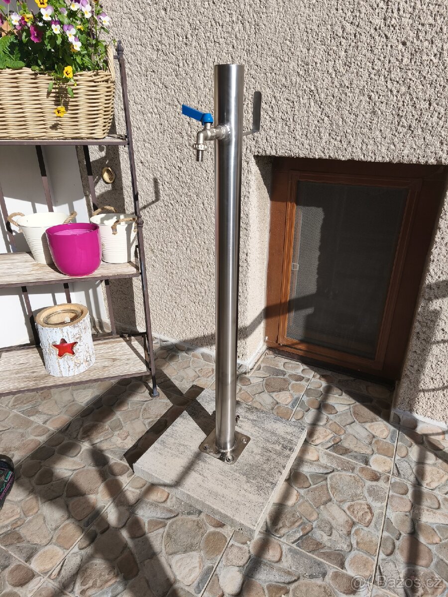 Zahradní nerezový sloupek na vodu