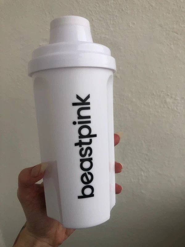 Šejkr BeastPink bílý 700 ml