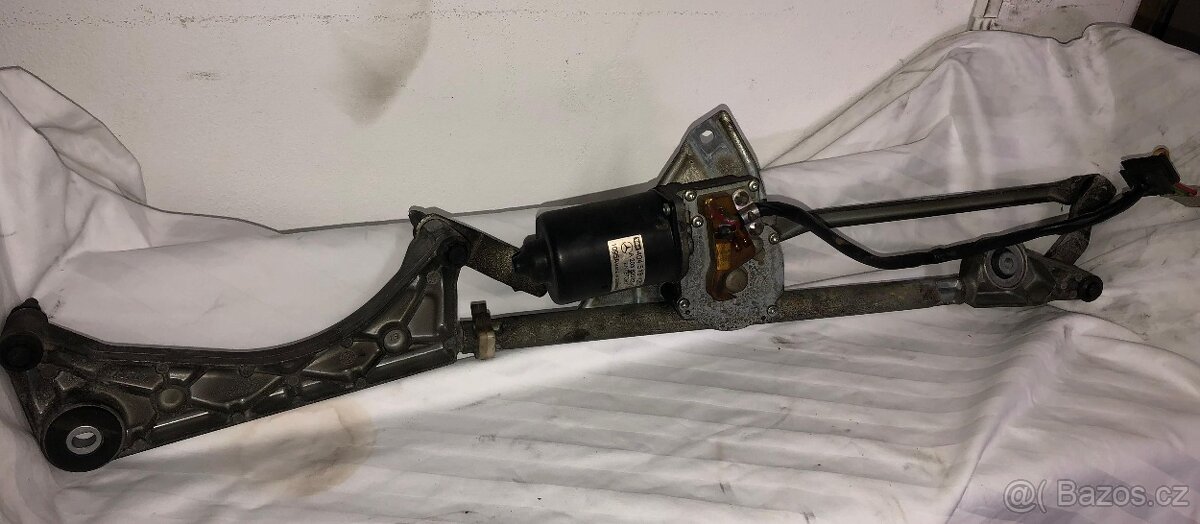 Lichoběžník stěračů s motorem Mercedes W203