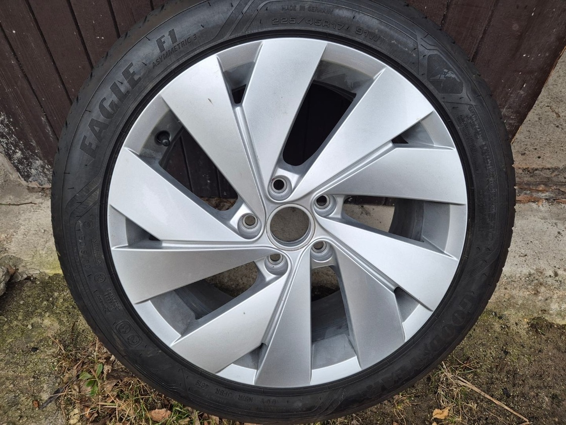 Nová Letní kola Volkswagen Golf 8 R17 ET51 Belmont