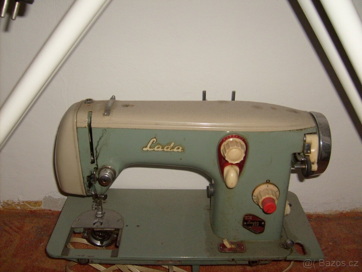 RETRO ŠICÍ STROJ LADA ZA 300KČ