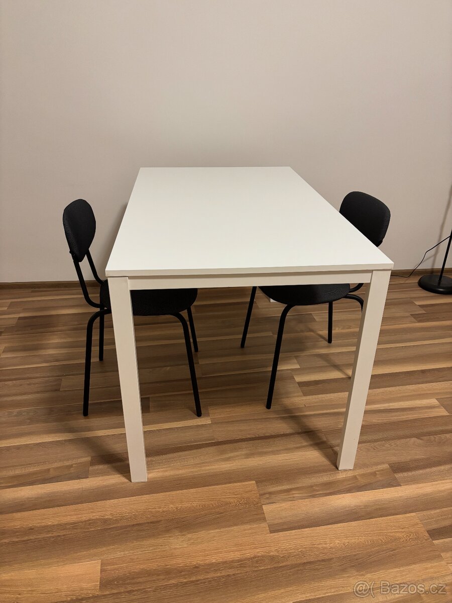 Jídelní stůl a dvě židle
