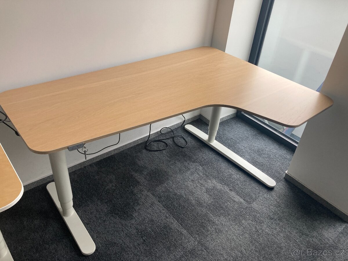 IKEA polohovatelný kancelářský stůl BEKANT pravý roh