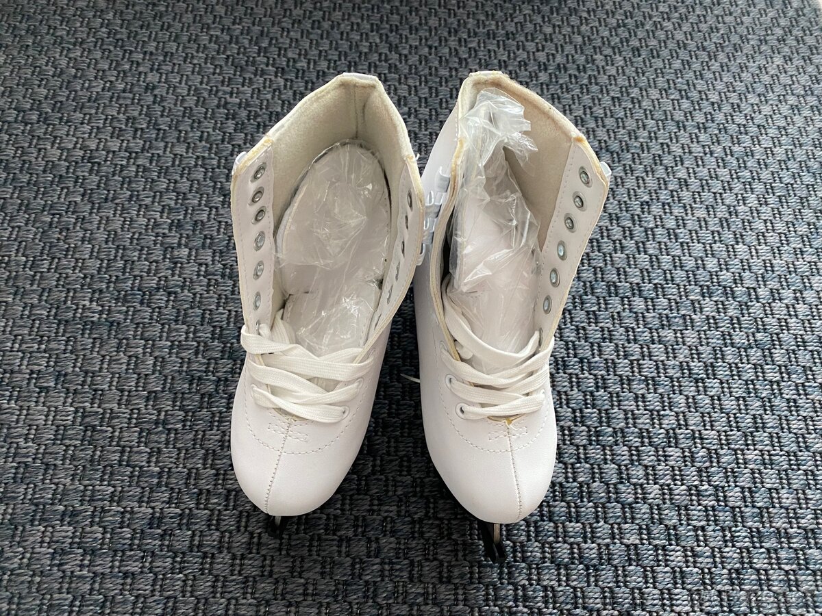 Dívčí lední brusle