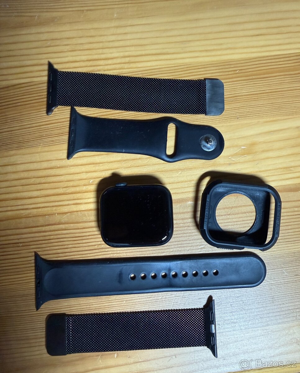 Prodám Apple Watch Series 8 (45mm) – Temně inkoustová.