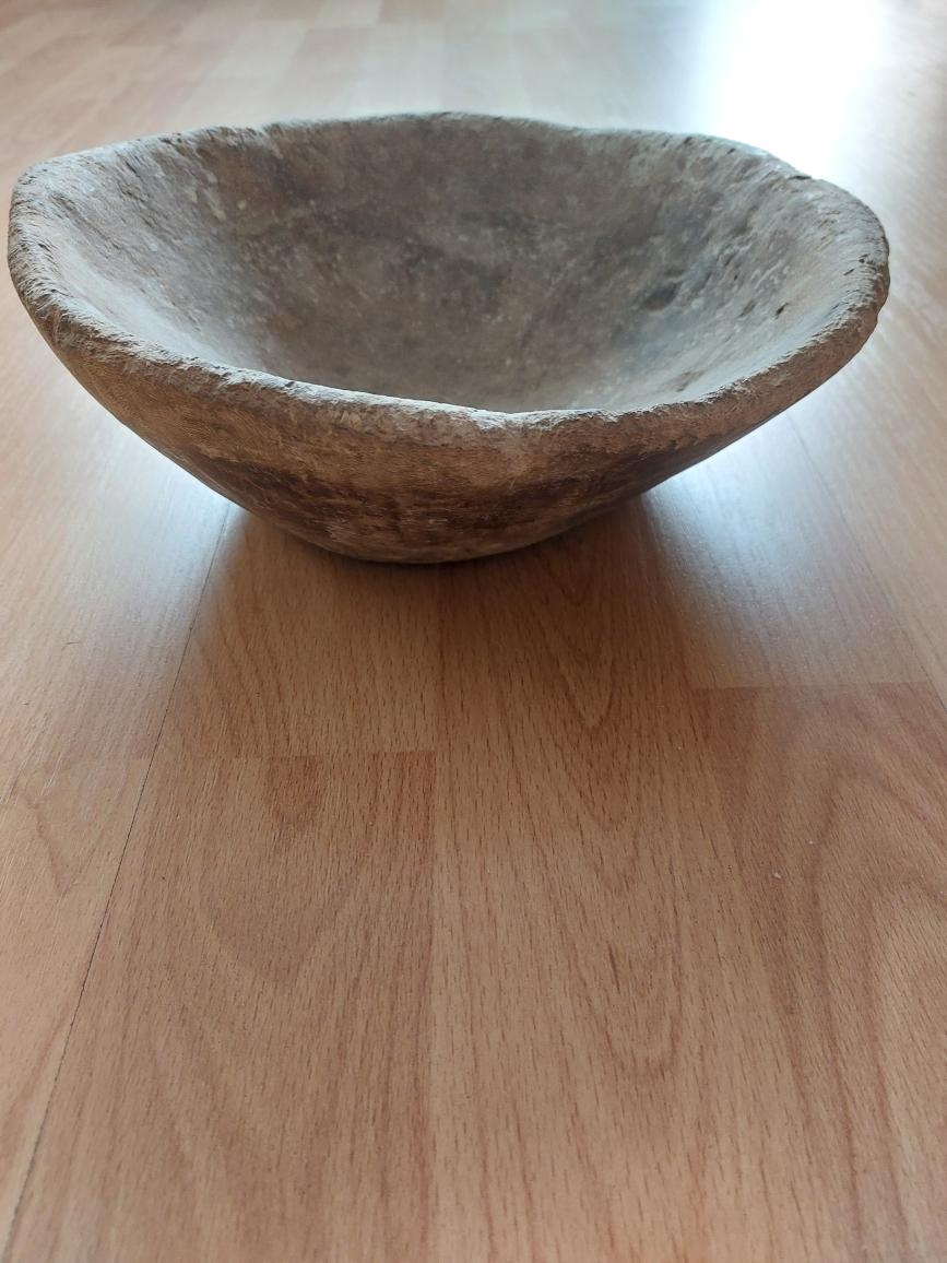Stará ručně dlabaná dřevěná miska