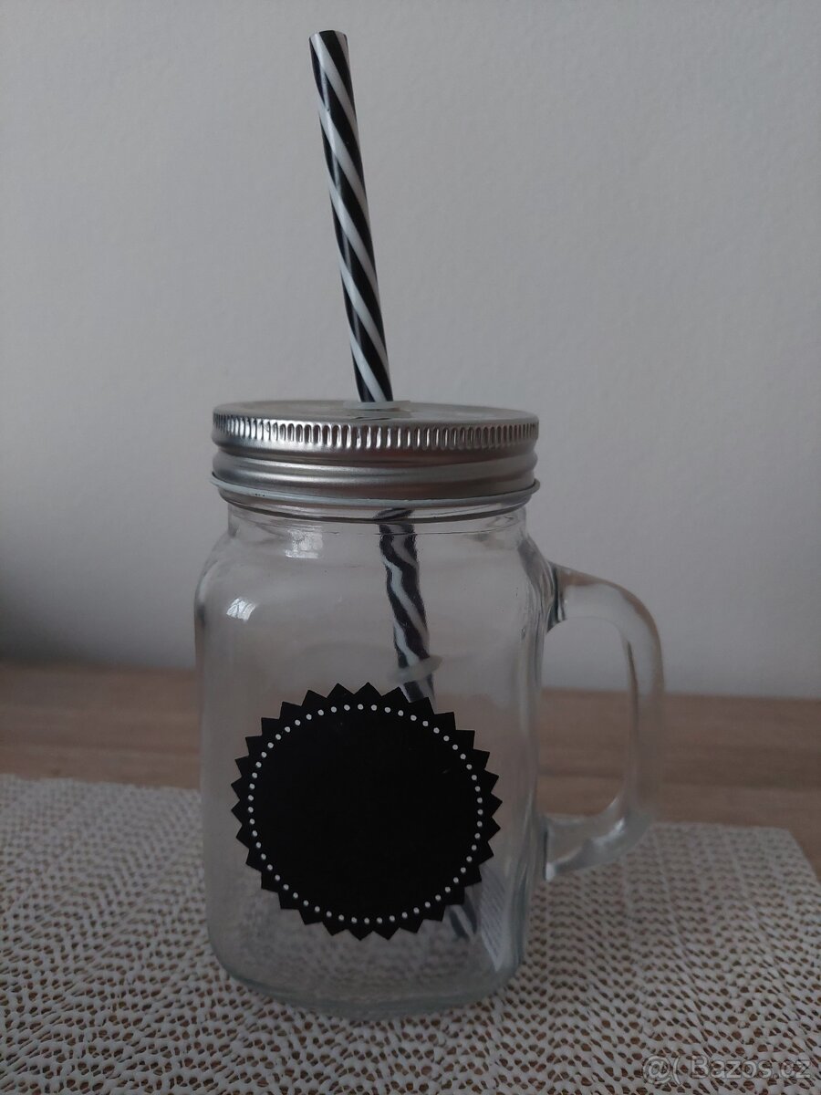 NOVÝ hrnek s víkem a brčkem, na křídy