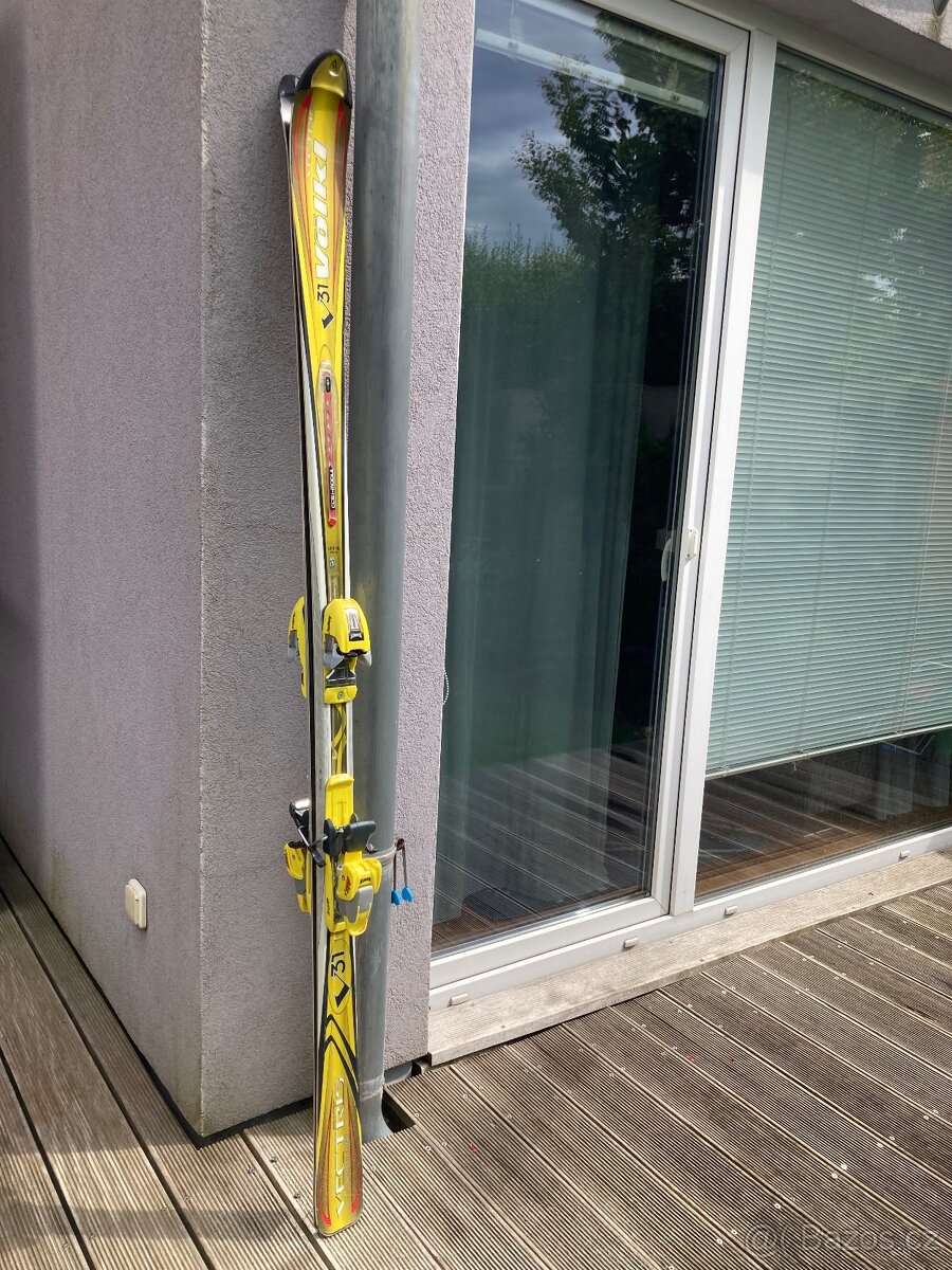 Lyže VöLKL V31 včetně vázání za hubičku