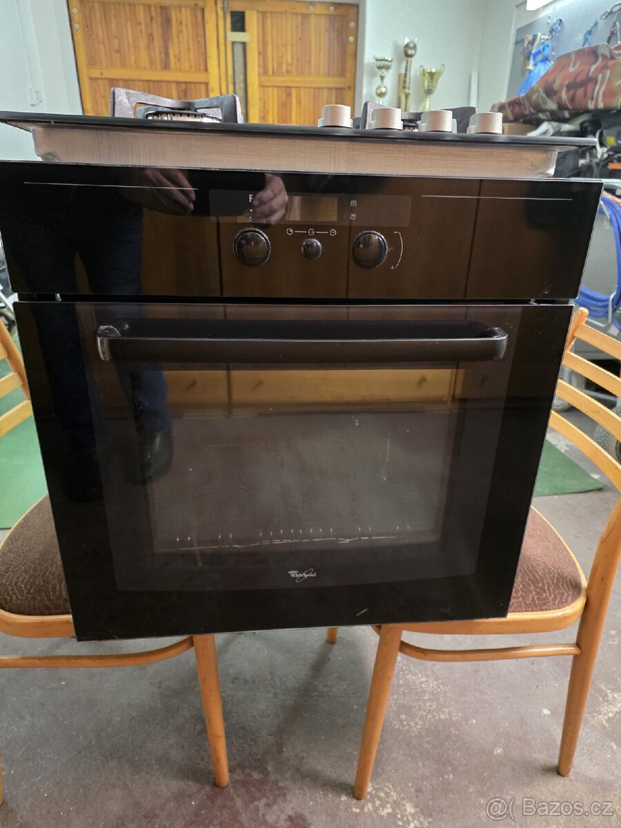 Vestavná elektrická trouba Whirlpool.