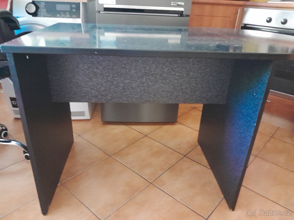 prodám kancelářský stůl + 4židle