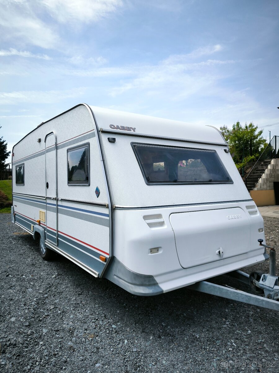Karavan Cabby 550 - topení Alde, vyhřívaná podlaha, mover