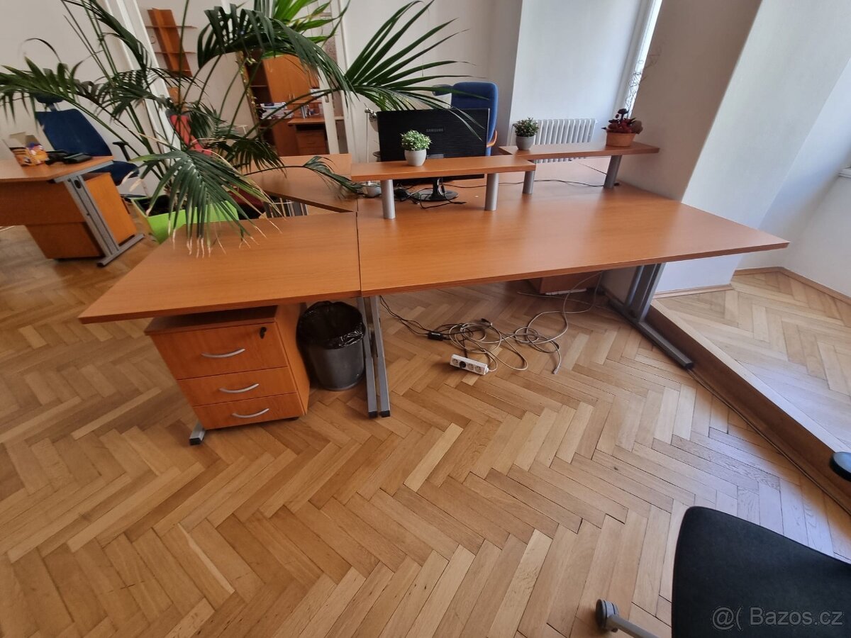Pracovní stoly
