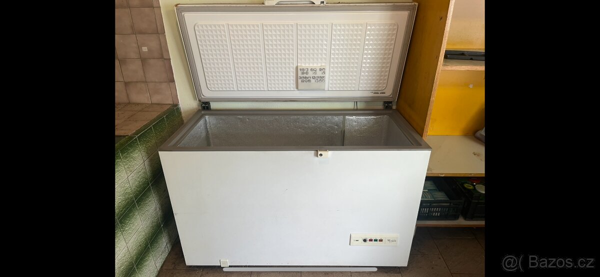pultový mrazák Whirlpool AFG 041/G/WP - 384 litrů
