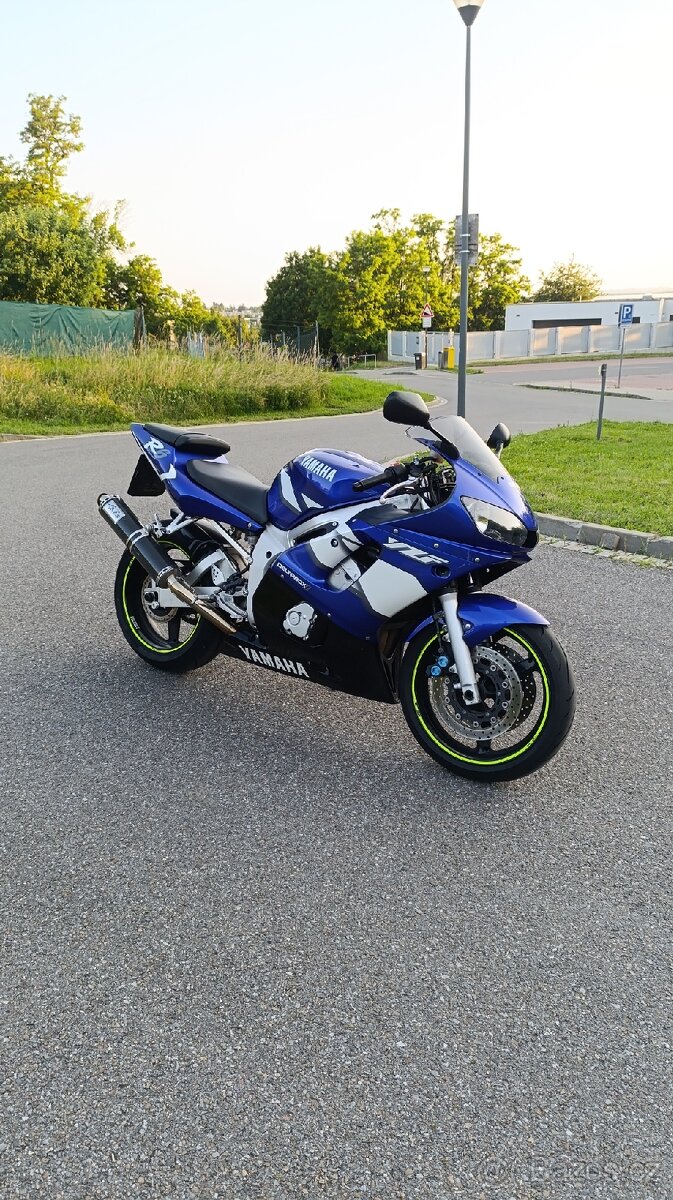 Yamaha YZF-R6 (2002) – 88 kW laděný výfuk, nové pneu