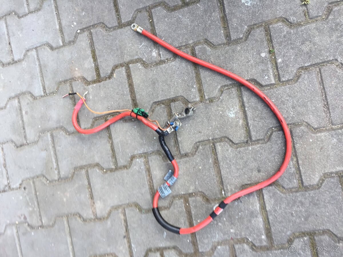 Bmw e61 plusový kabel k baterii