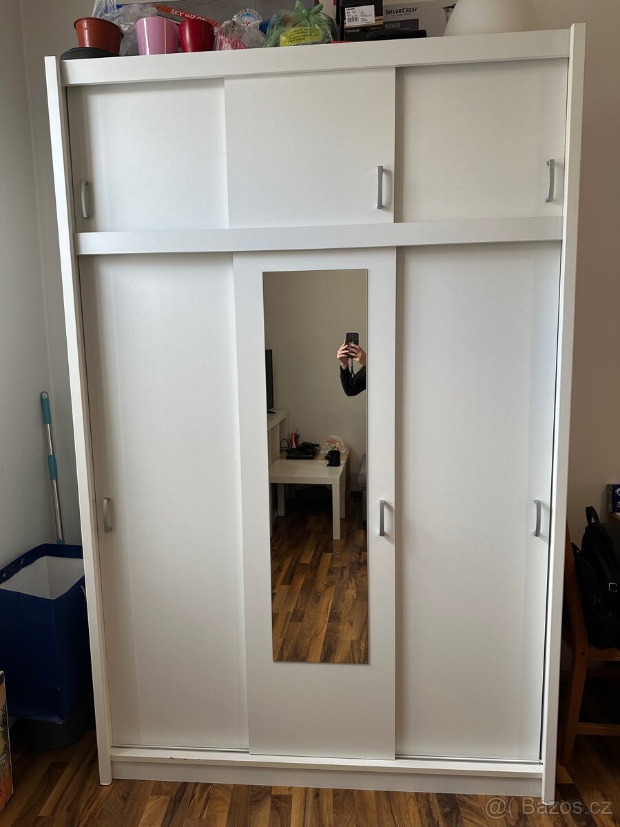 Bílá šatní skříň