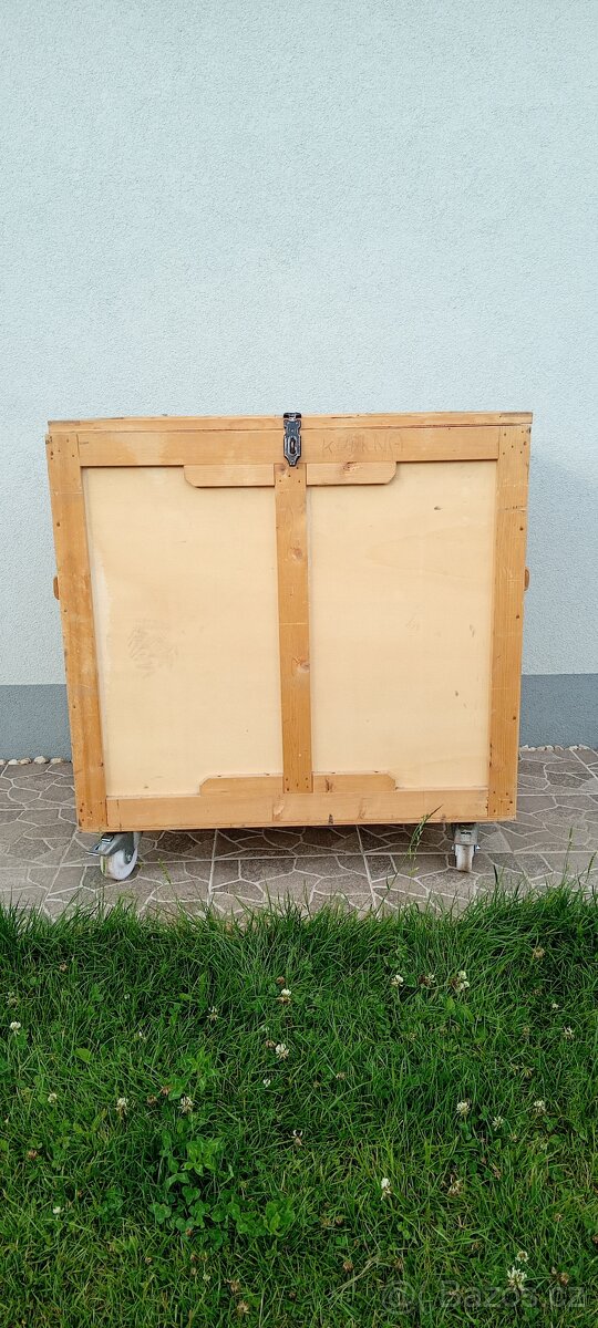 Dřevěná skříňka