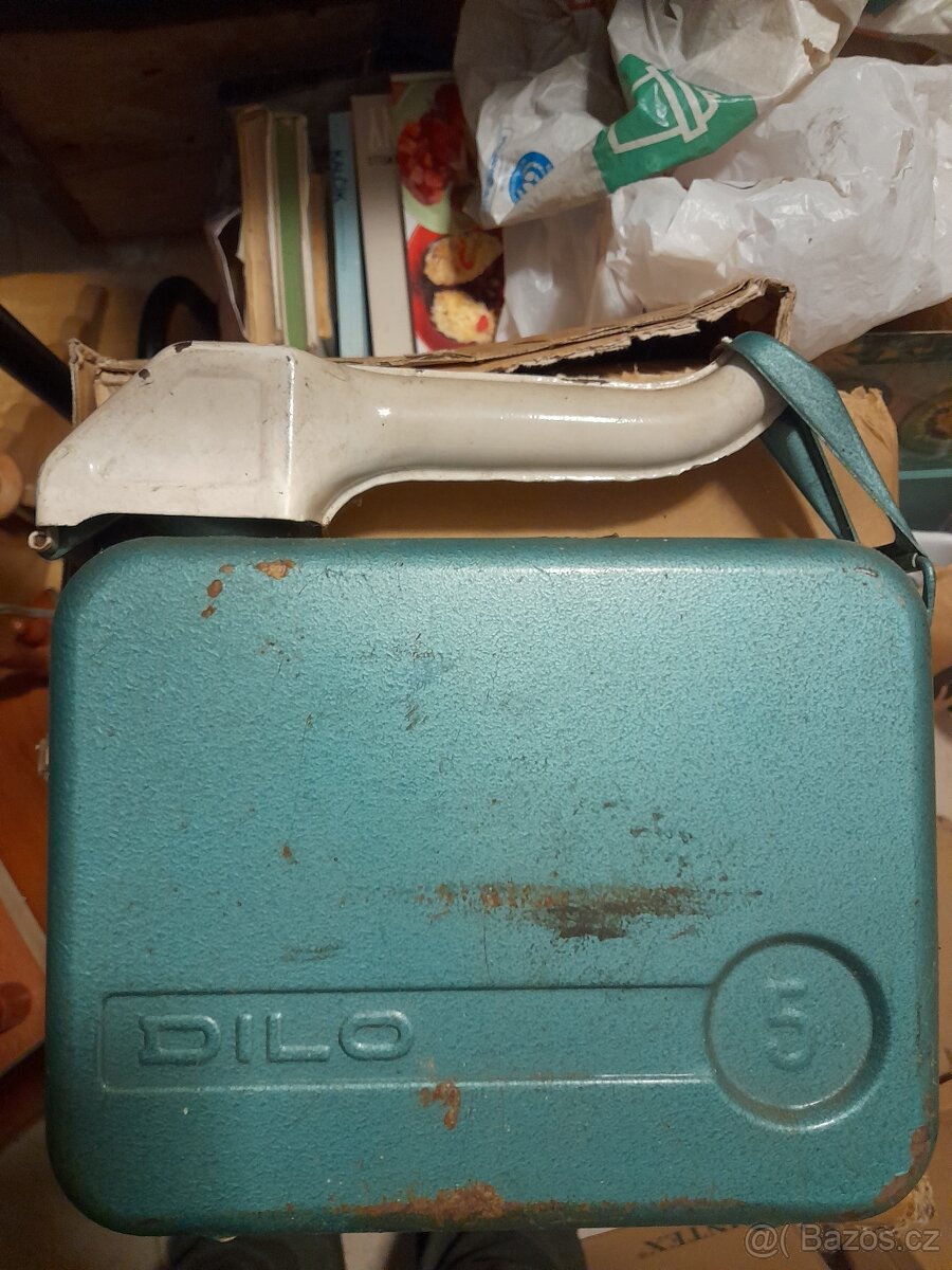 Prodám starý malý plechový kanystr do veteránů 1988 -