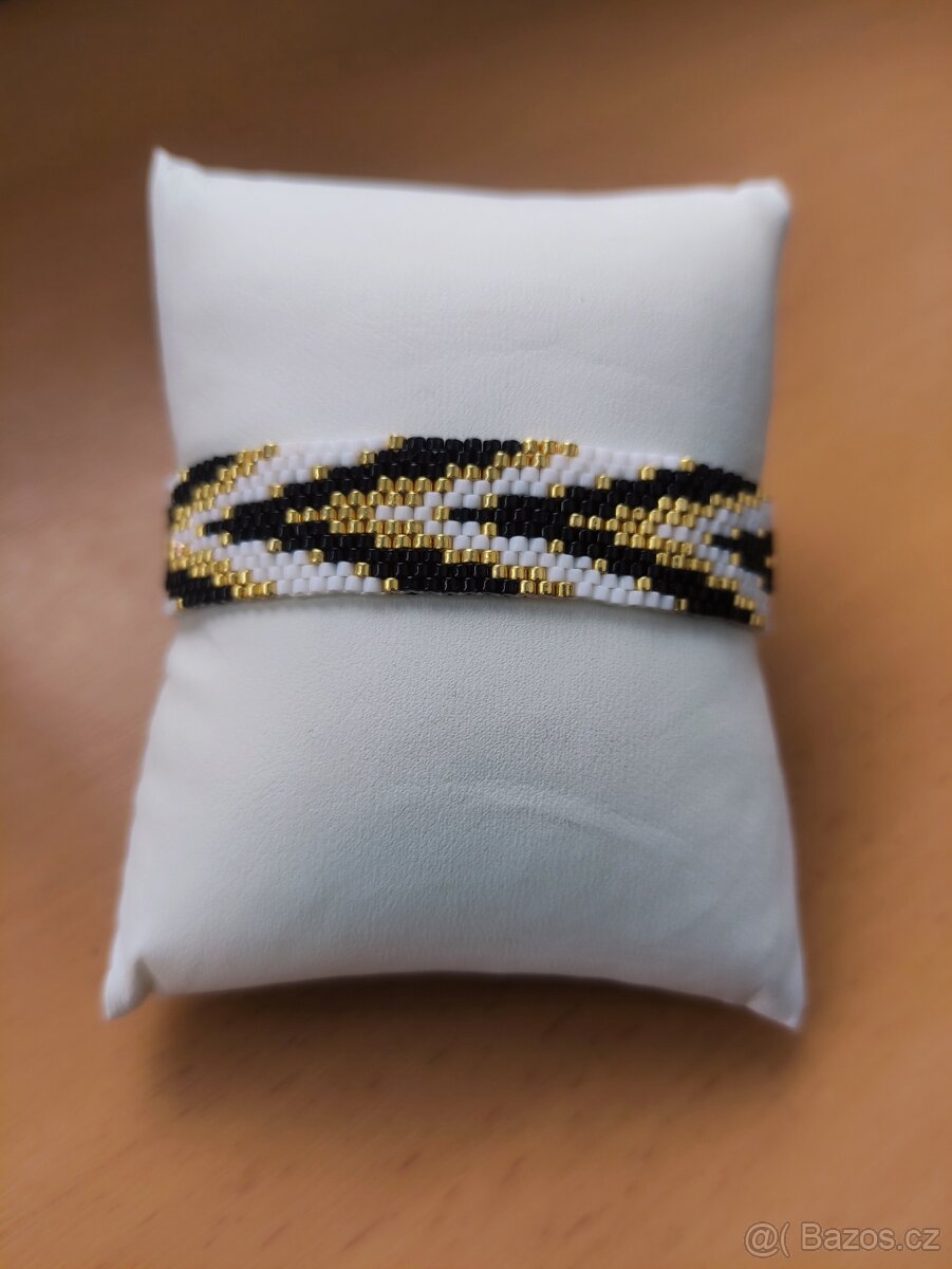 Ručně šitý náramek