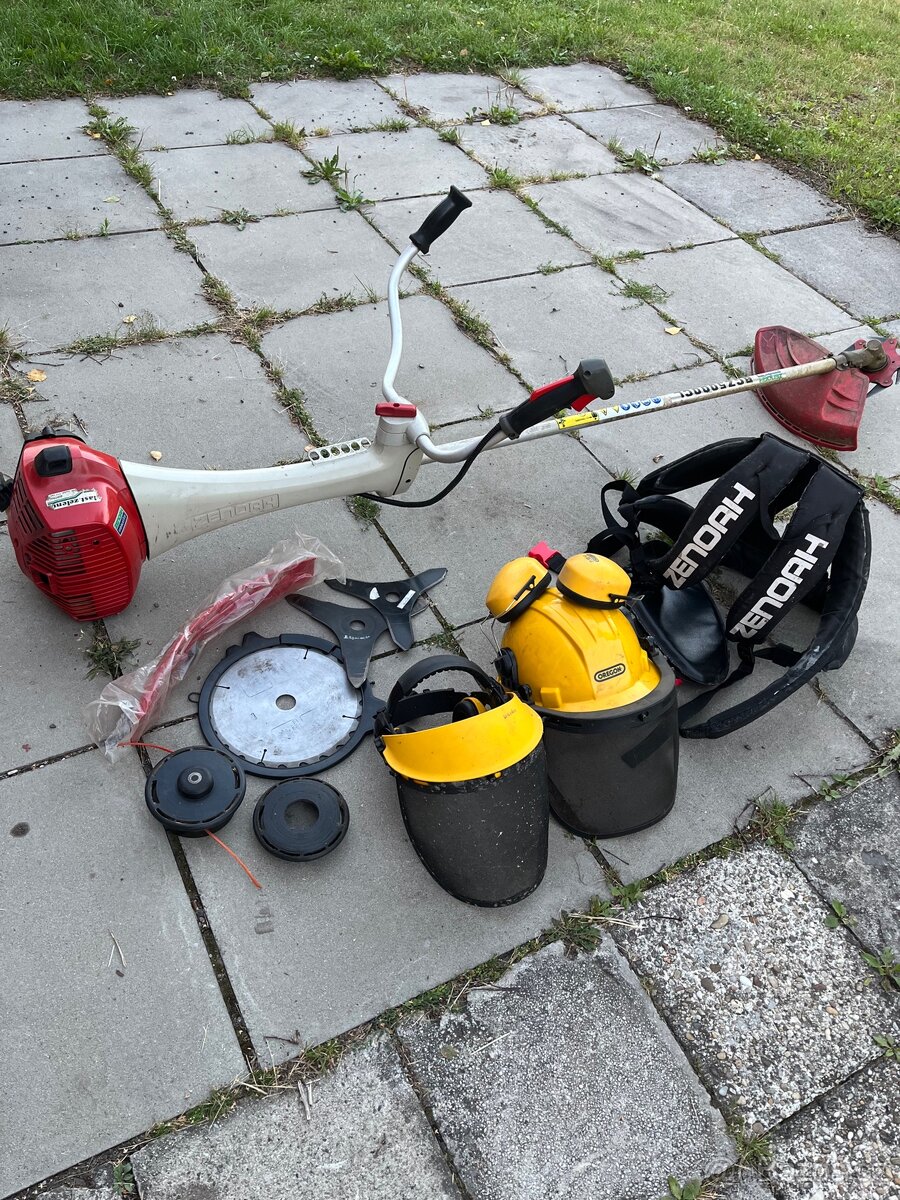 Profi křovinořez Komatsu s příslušenstvím