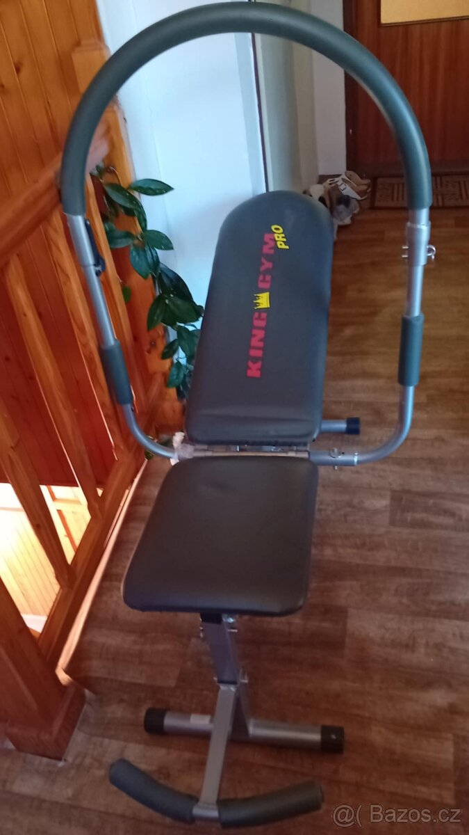 Posilovací stroj na břicho
