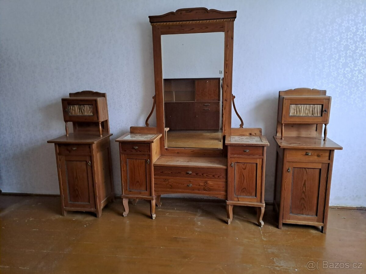 Set starožitného nábytku