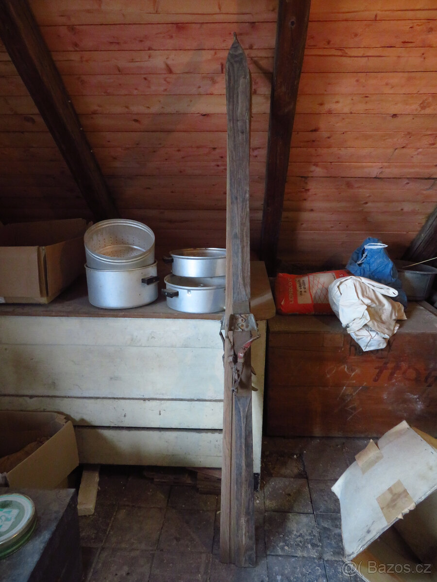 Historické dřevěné lyže