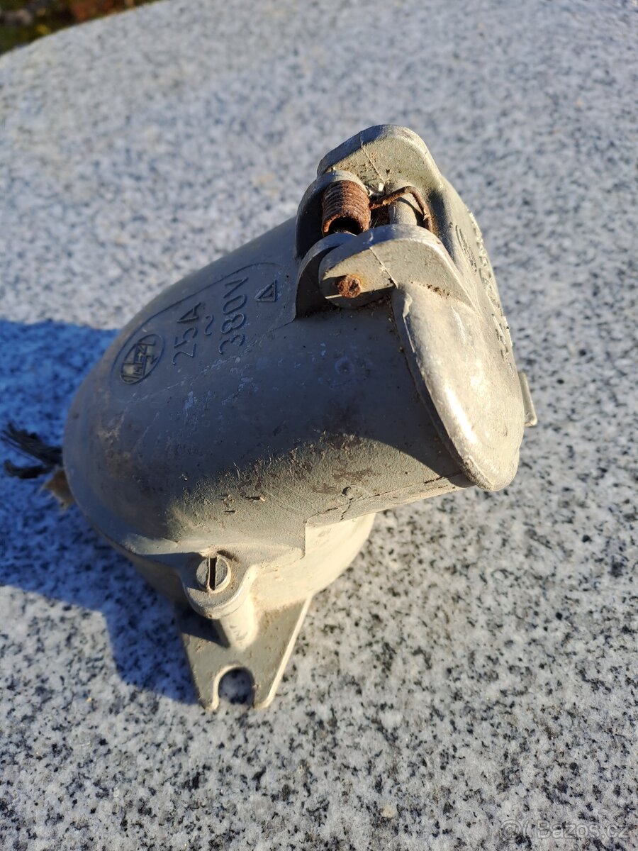 Stará kovová masivní zásuvka pro 380V.