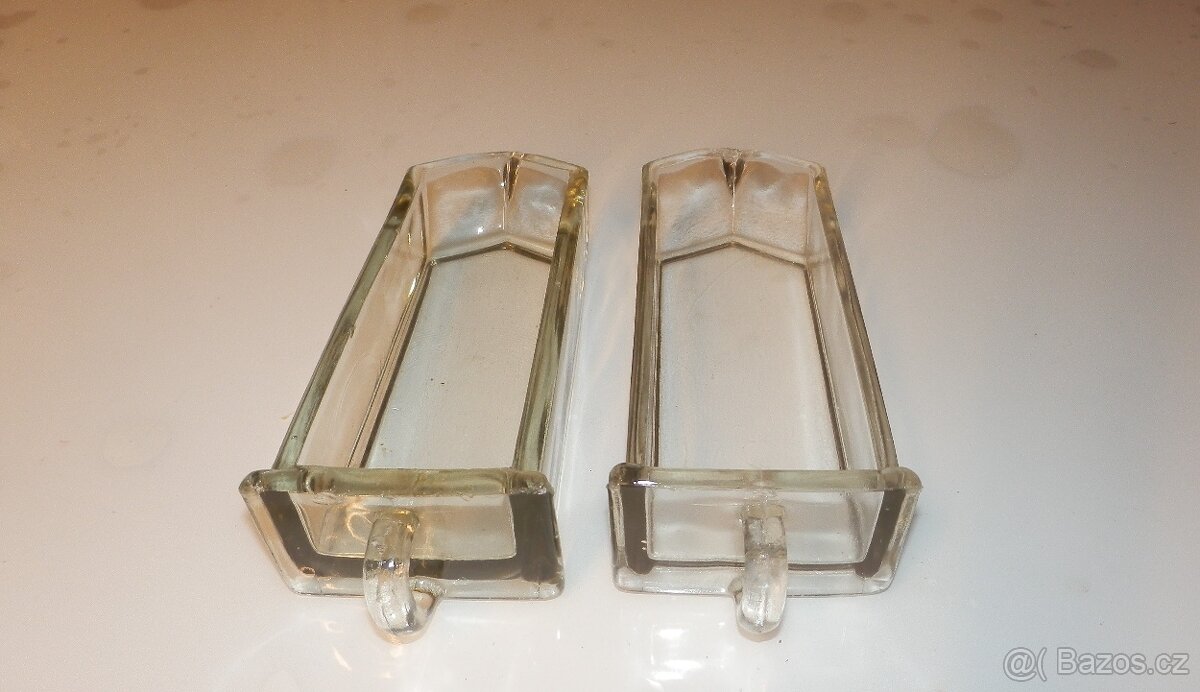 skleněné nádoby do kredence