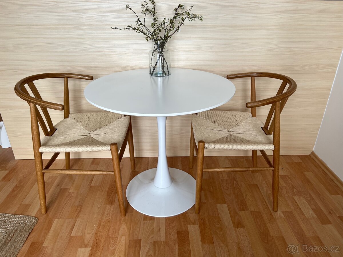 Malý bílý kulatý jídelní stůl