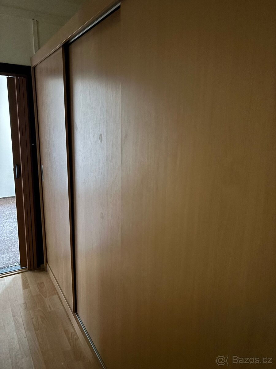 Výsuvná skříň na chodbě