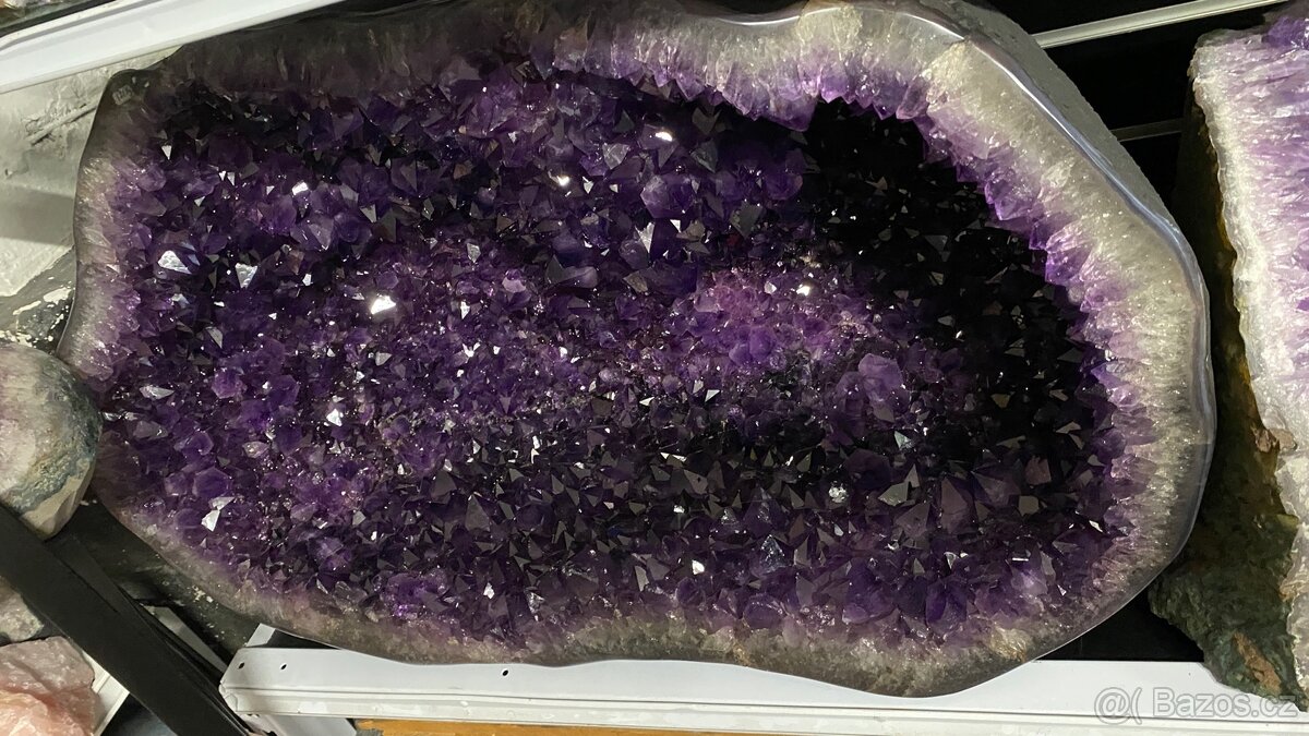 Obří oválná ametystová geoda – cca 82 × 40 cm – luxusní kus